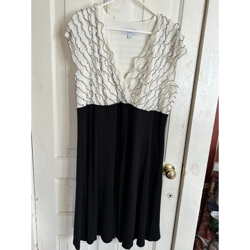 womens dress barn Black white 18 - 20 white ruffled dress Elegant Plus Size